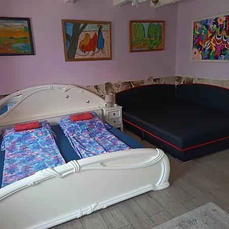 Liana Vendeghaz Apartment *